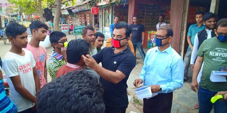 ধনবাড়ীতে ইয়ুথ ক্লাবের উদ্যোগে করোনা সচেতনতায় মাস্ক ও লিফলেট বিতরণ