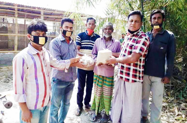 নলডাঙ্গায় মানবতার আলো সংগঠনের পক্ষ থেকে খাদ্য সামগ্রী বিতরণ
