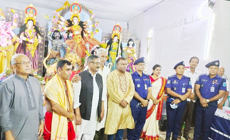 ভূঞাপুরে উৎসব মুখর পূজামণ্ডপ, পরিদর্শনে জেলা প্রশাসক