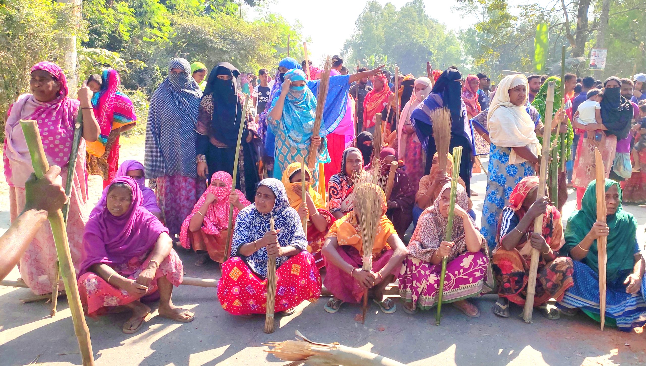 যমুনার চর কেটে বালু উত্তোলনের প্রতিবাদে বিক্ষোভ ও সড়ক অবরোধ, ভেকু ট্রাকসহ ভাঙচুর – News Tangail