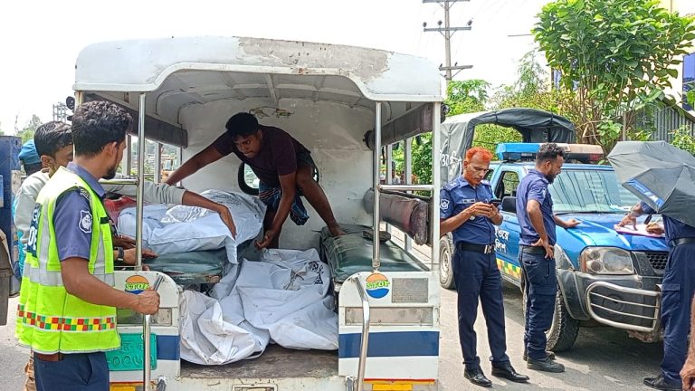টাঙ্গাইলে সড়ক দুর্ঘটনায় বাবা ও তাই দুই ছেলের মৃত্যু