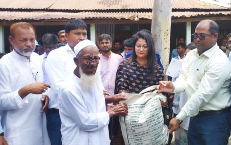 যমুনার দুর্গম চরে টাঙ্গাইল জেলা প্রশাসকের ঈদ উপহার প্রদান ও মতবিনিময়