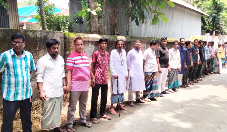 টাঙ্গাইলে এক মাদক ব্যবসায়ীর কর্মকাণ্ডে অতিষ্ঠ এলাকাবাসী, প্রতিবাদে মানববন্ধন