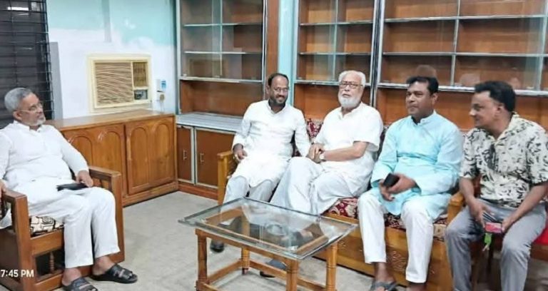 সমবেদনা জানাতে কাদের সিদ্দিকীর বাসায় বিএনপি নেতা টুকু, ভাসছেন প্রশংসায়