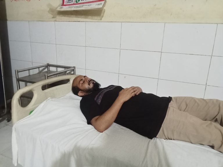 টাঙ্গাইলে দৈনিক সময়ের আলো’র নিউজ এডিটরের ওপর সন্ত্রাসী হামলা; হাসপাতালে ভর্তি