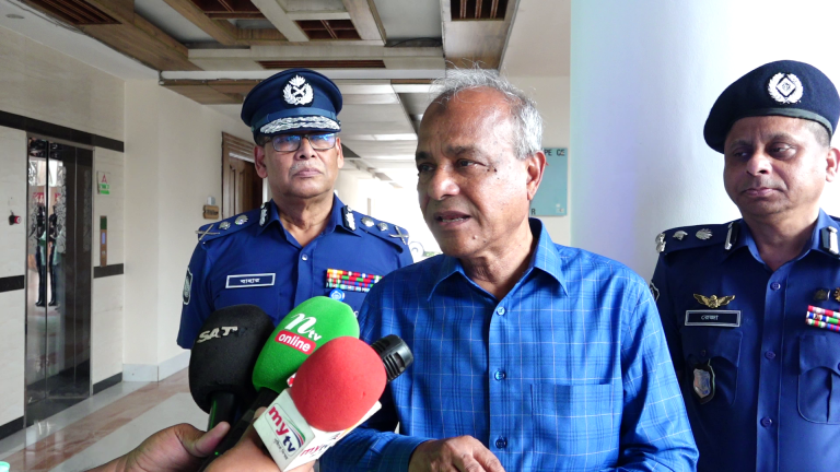 মব সৃষ্টিতে পুলিশ বাহিনীর কোনো ভুল থাকলে তদন্ত করে ব্যবস্থা নেয়া হবে: স্বরাষ্ট্র উপদেষ্টা