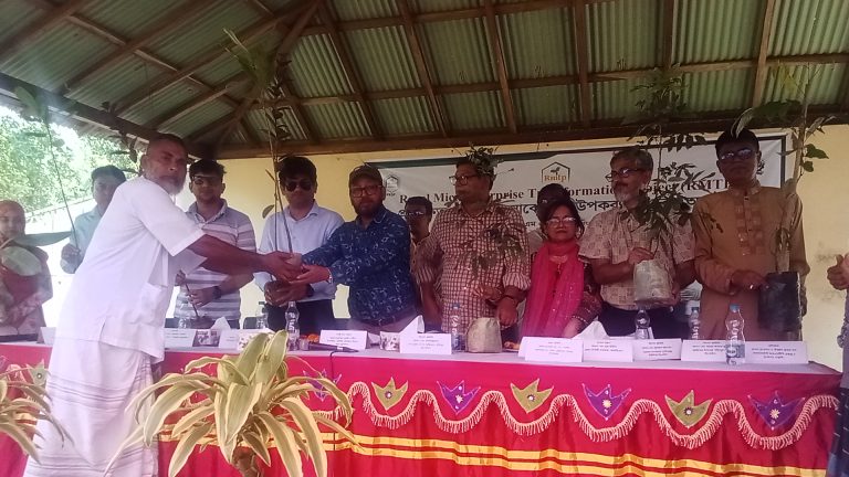 সখীপুরে প্রশিক্ষিত কৃষকদের মাঝে কৃষি উপকরণ বিতরণ