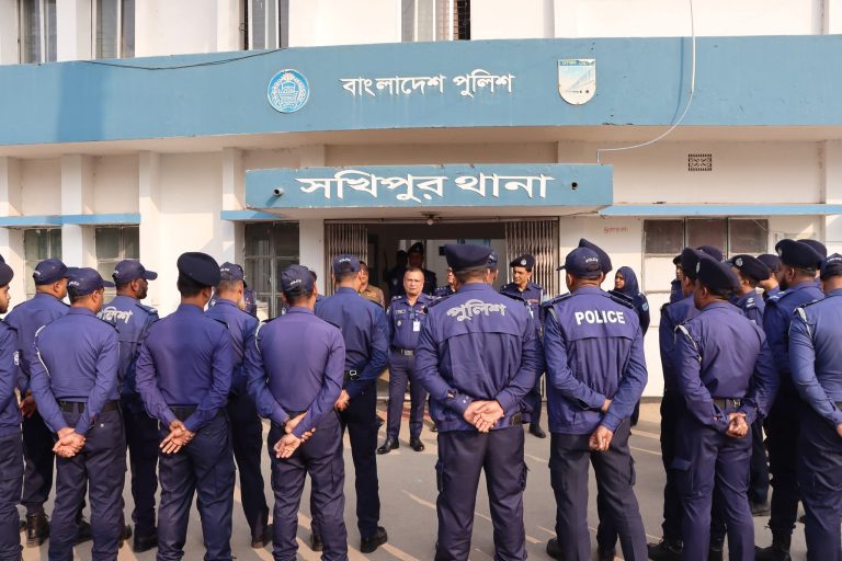 সখীপুরে ভোটকেন্দ্র পরিদর্শনে টাঙ্গাইল পুলিশ সুপার