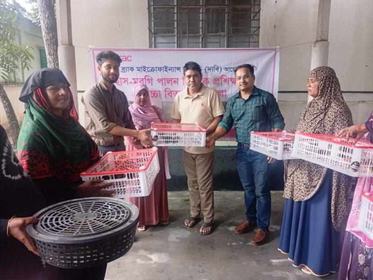 সখীপুরে দুস্থ নারীদের মাঝে মুরগির বাচ্চা বিতরণ
