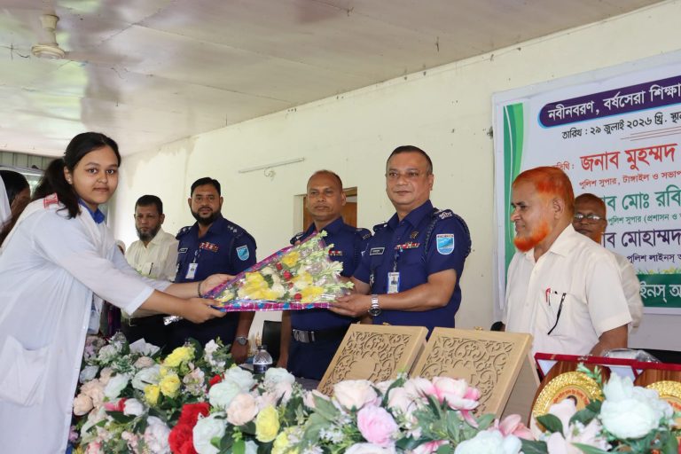 টাঙ্গাইলে পুলিশ লাইনস্ আদর্শ উচ্চ বিদ্যালয়ে নবীনবরণ ও কৃতী শিক্ষার্থীদের সংবর্ধনা