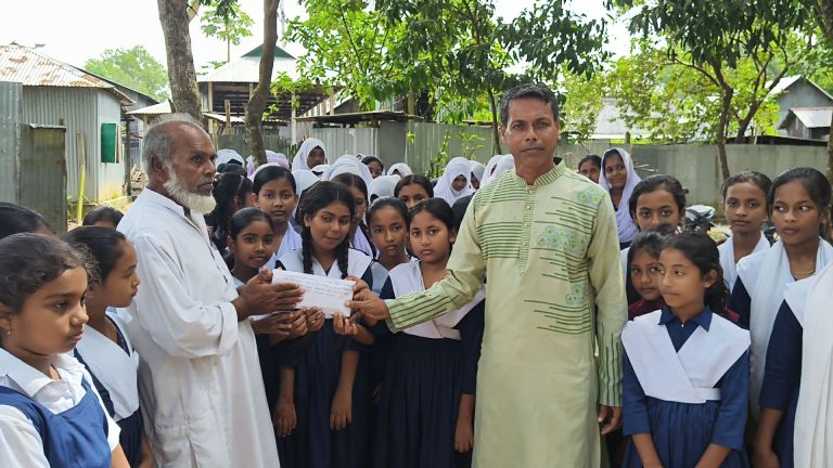 সখীপুরে এসএসসি পাশ শিক্ষার্থীরা মিষ্টি না খেয়ে ক্যান্সারে আক্রান্ত মা’কে অর্থসহযোগিতা