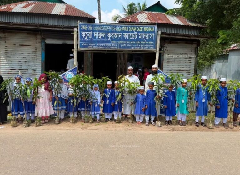 সখীপুরে পরীক্ষার পুরস্কার হিসেবে শিক্ষার্থীদের হাতে গাছের চারা