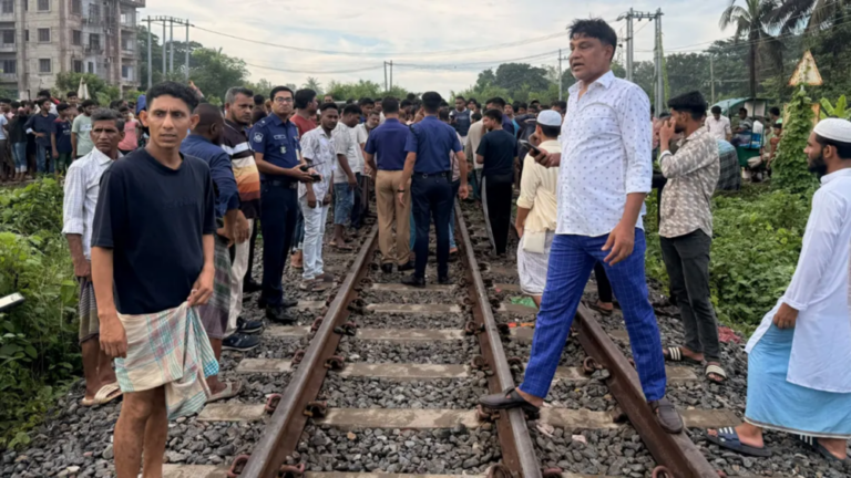 ট্রেনের ধাক্কায় দুজনের মৃত্যু, রেললাইন অবরোধ এলাকাবাসীর